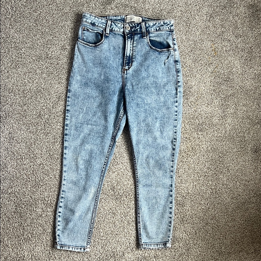 Abercrombie & Fitch - Ankle High Rise Curve Love Distressed Straight Jean- Short